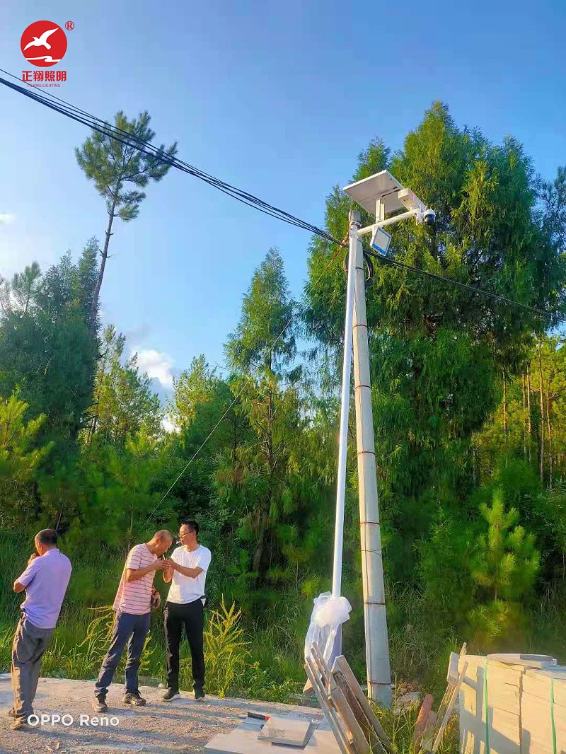 四川廣元?jiǎng)e墅太陽(yáng)能監(jiān)控路燈桿工程