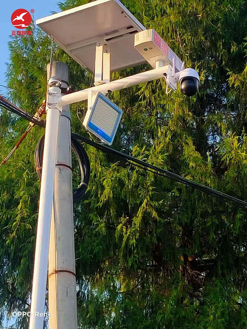 四川廣元?jiǎng)e墅太陽(yáng)能監(jiān)控路燈桿工程