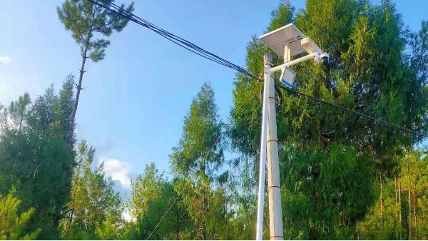 四川廣元別墅太陽能監(jiān)控路燈