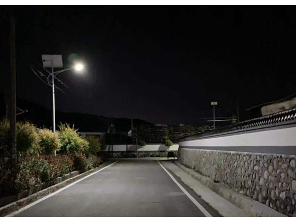 農(nóng)村太陽能路燈亮燈效果