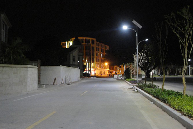 太陽能路燈全套多少錢